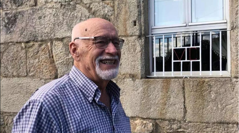 O “neno da guerra” Xesús Santos recibe o Premio Mártires da Liberdade en Carral por súa traxectoria no teatro e poesía